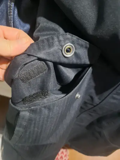 Parka negra con capucha para mujer - miniatura 4