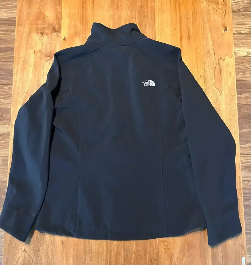 Chaqueta softshell negra The North Face para mujer - 2