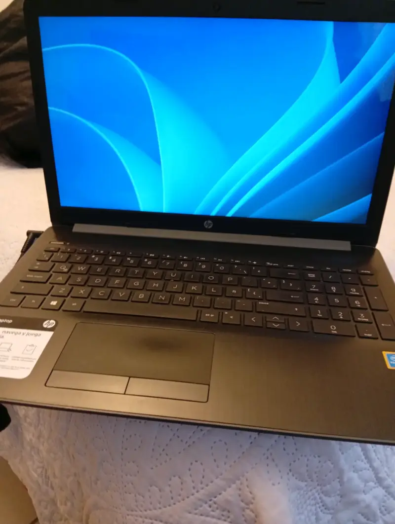 Laptop HP con pantalla de 15 pulgadas y cargador - 1