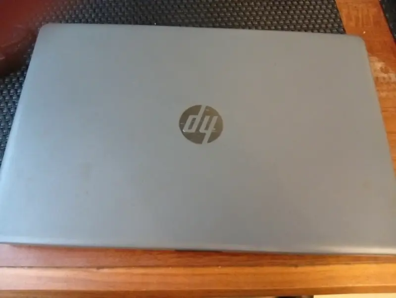Laptop HP con pantalla de 15 pulgadas y cargador - 2