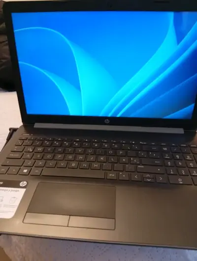 Laptop HP con pantalla de 15 pulgadas y cargador - miniatura 3
