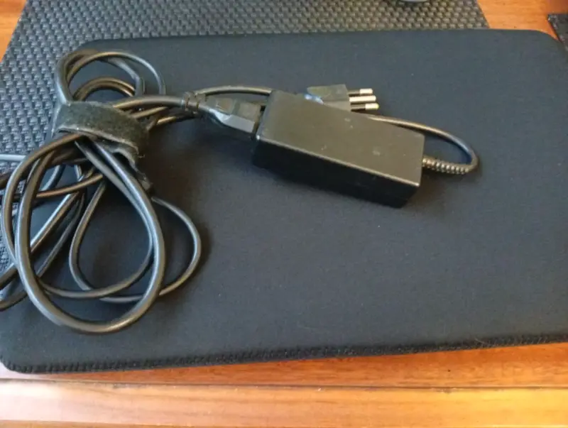 Laptop HP con pantalla de 15 pulgadas y cargador - 4