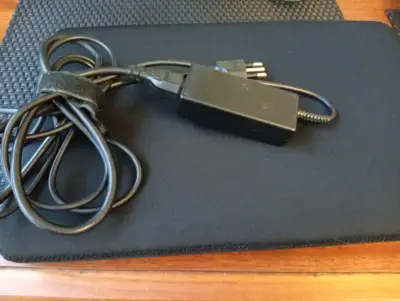 Laptop HP con pantalla de 15 pulgadas y cargador - miniatura 4