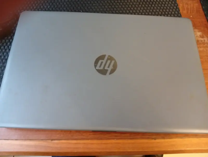Laptop HP con pantalla de 15 pulgadas y cargador - 5