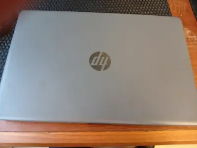 Laptop HP con pantalla de 15 pulgadas y cargador - miniatura 5