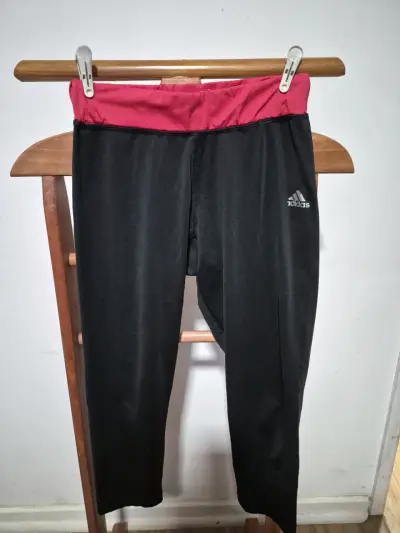 Leggings deportivos Adidas negros y rosados - miniatura 1