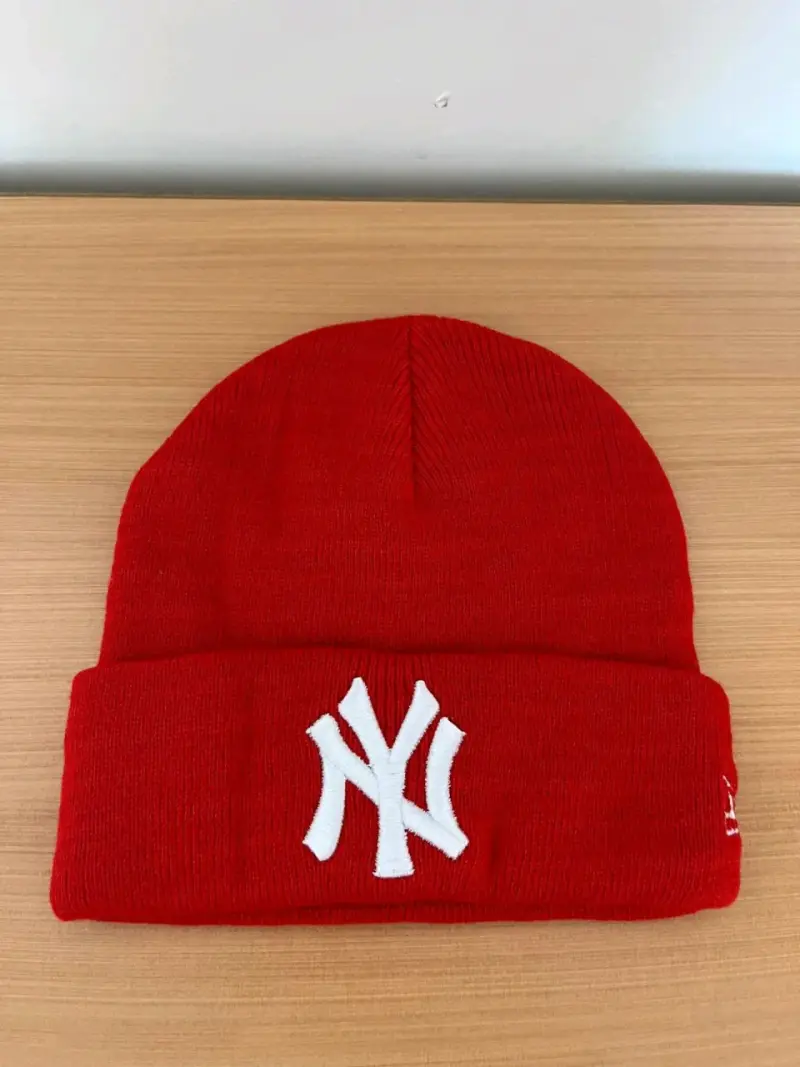 Gorros de lana con logos de equipos deportivos - 1