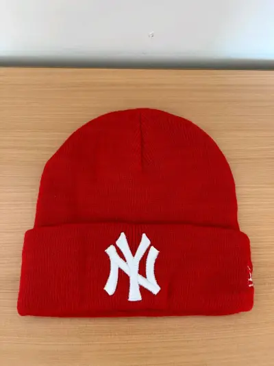 Gorros de lana con logos de equipos deportivos - miniatura 1