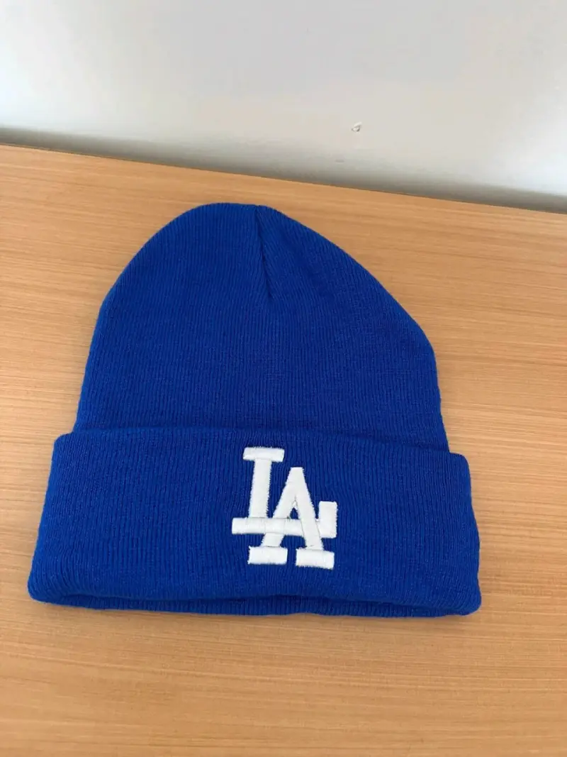 Gorros de lana con logos de equipos deportivos - 2