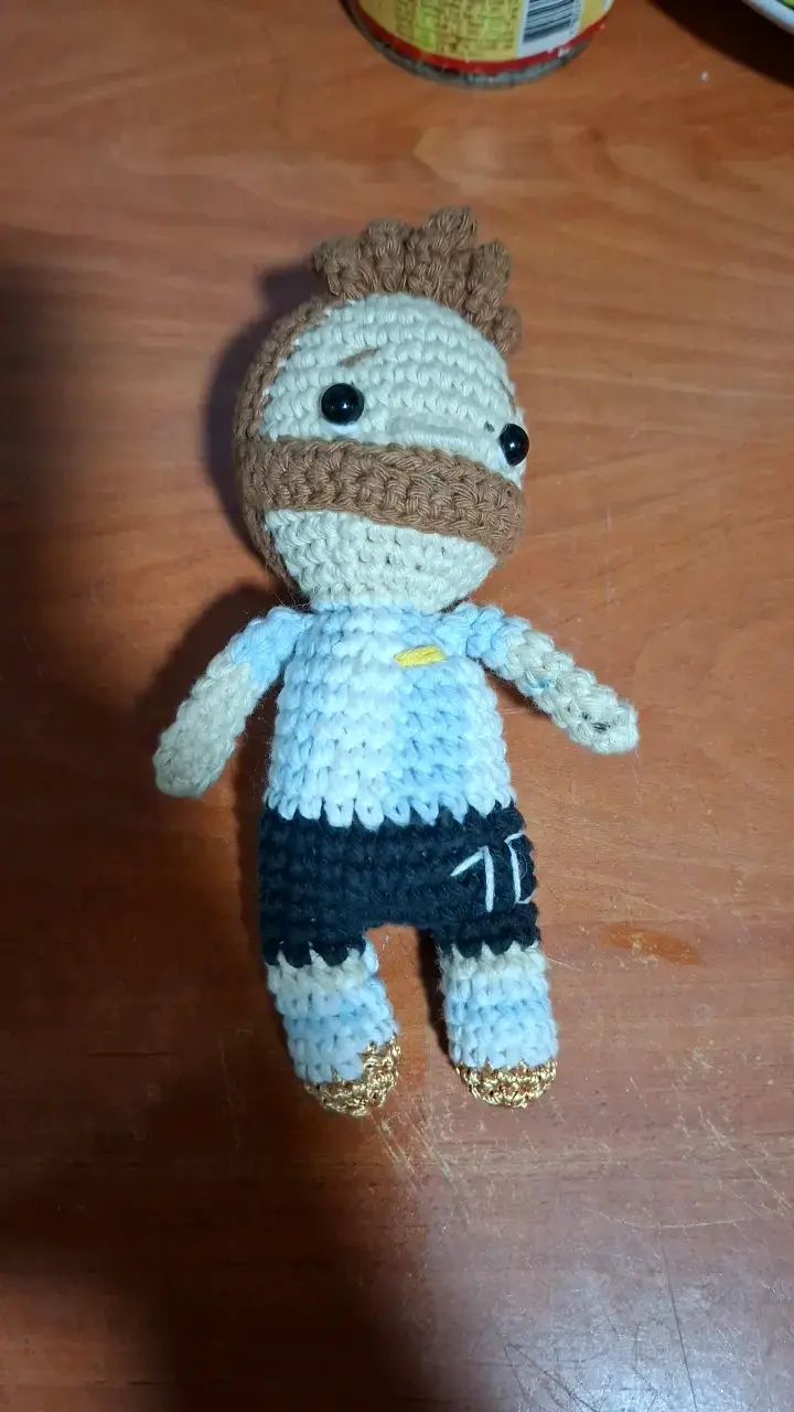 Muñeco tejido a mano estilo futbolista - 1
