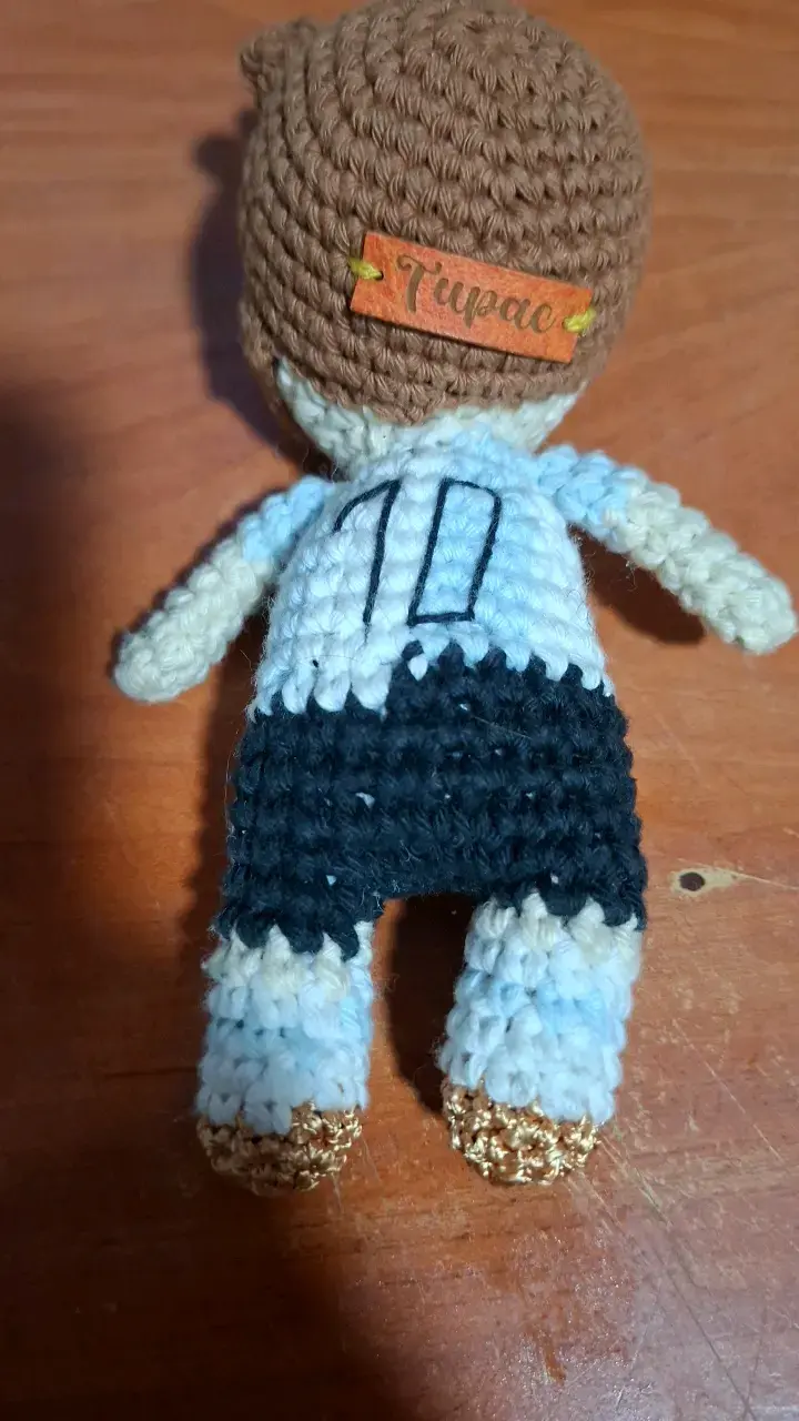 Muñeco tejido a mano estilo futbolista - 2