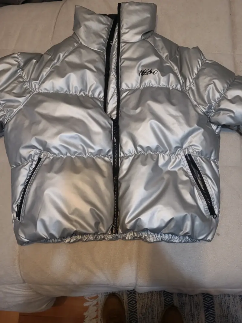 Chaqueta inflada plateada con cierre frontal - 1