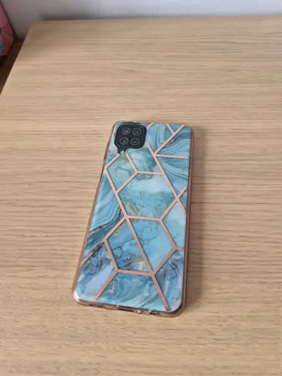 Smartphone con carcasa de diseño geométrico azul - miniatura 1