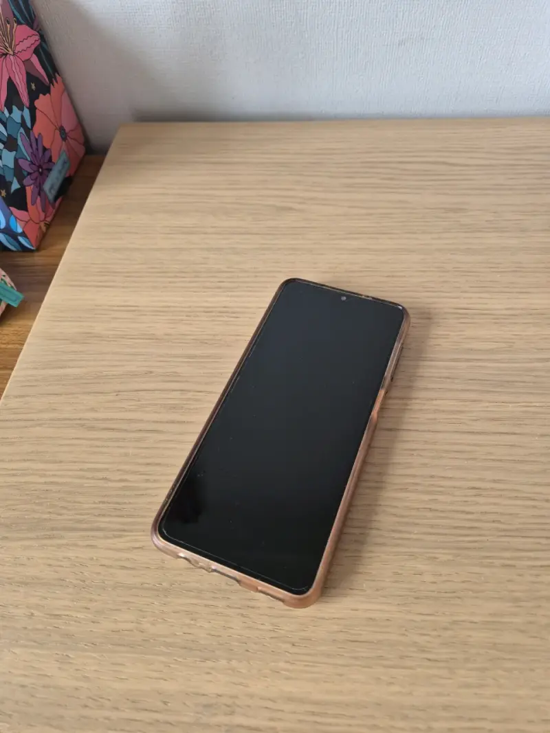 Smartphone con carcasa de diseño geométrico azul - 2