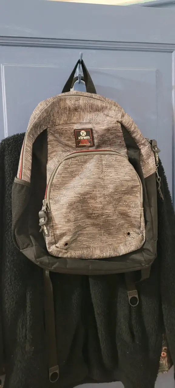 Mochila Xtrem color beige con diseño moderno