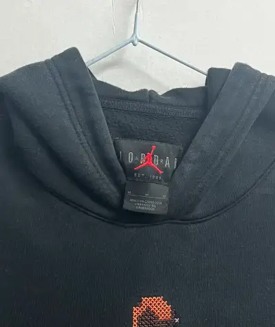 Polerón negro con diseño de baloncesto Jordan - miniatura 2
