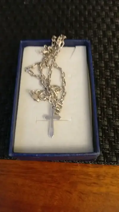 Collar de cadena con dije de cruz plateado - miniatura 1
