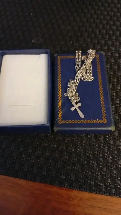 Collar de cadena con dije de cruz plateado - miniatura 4