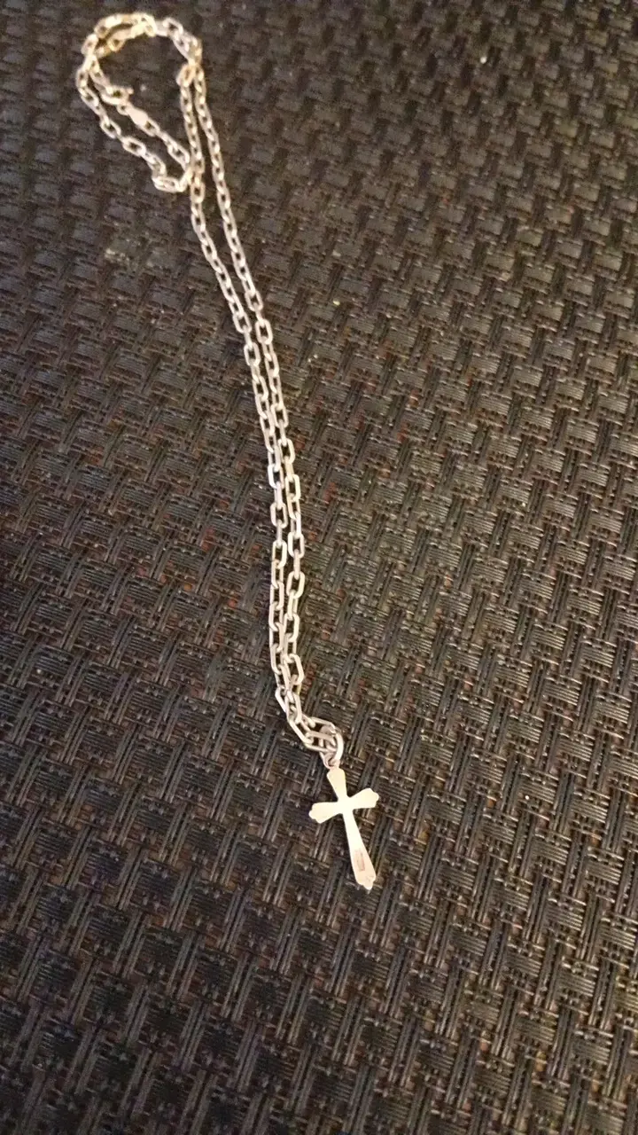Collar de cadena con dije de cruz plateado - 5