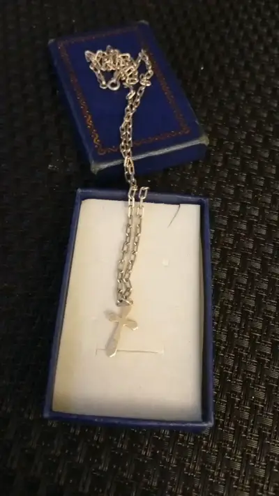 Collar de cadena con dije de cruz plateado - miniatura 6