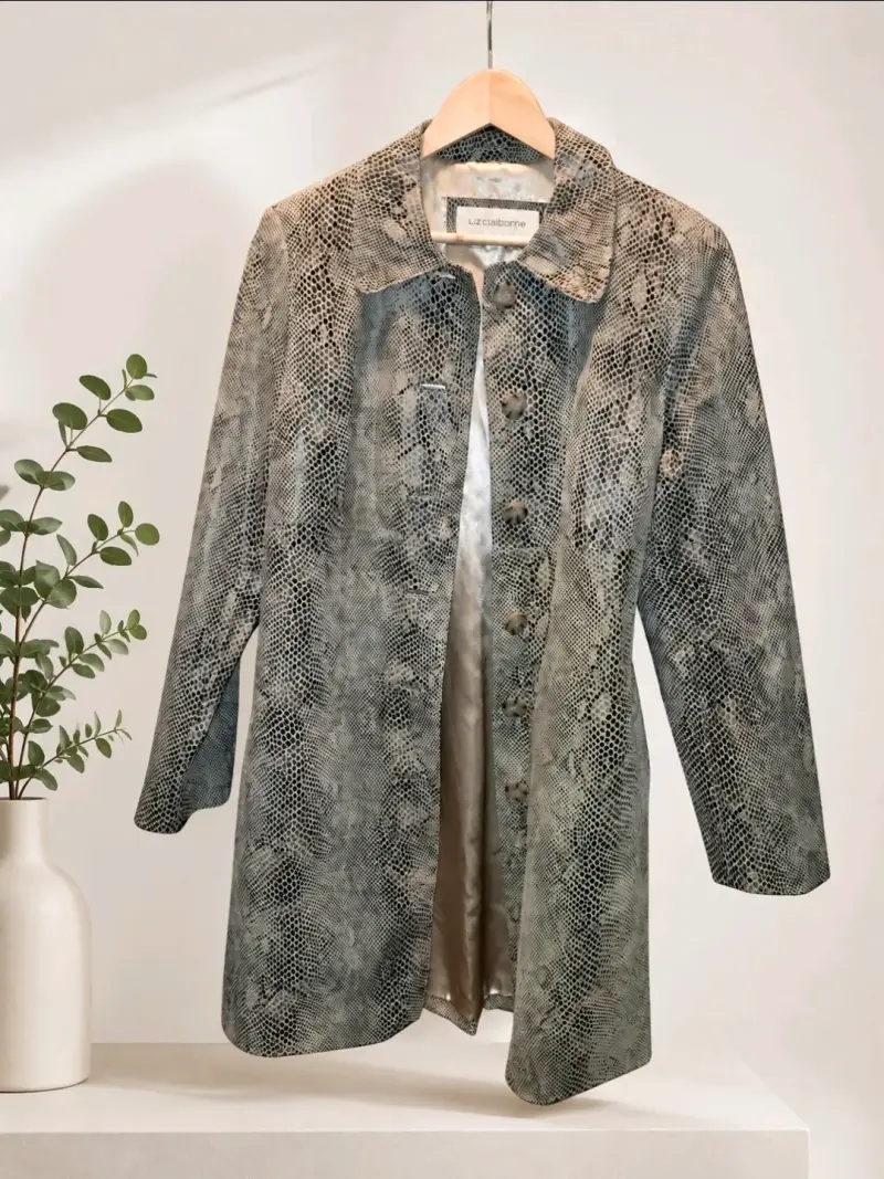 Abrigo de cuero sintético con diseño de serpiente Liz Claiborne - 2