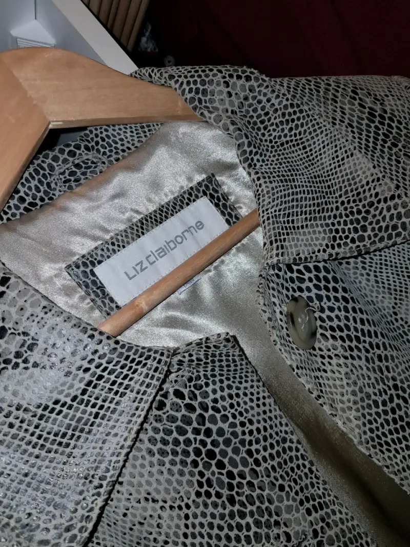 Abrigo de cuero sintético con diseño de serpiente Liz Claiborne - 3