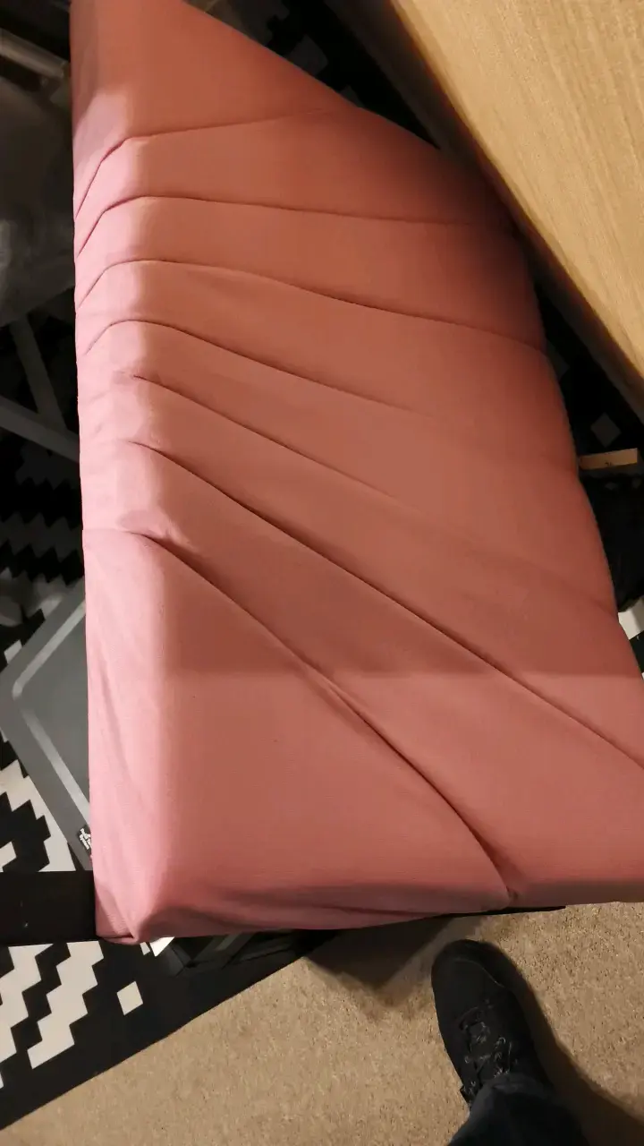 Cama individual tapizada en rosa - 1