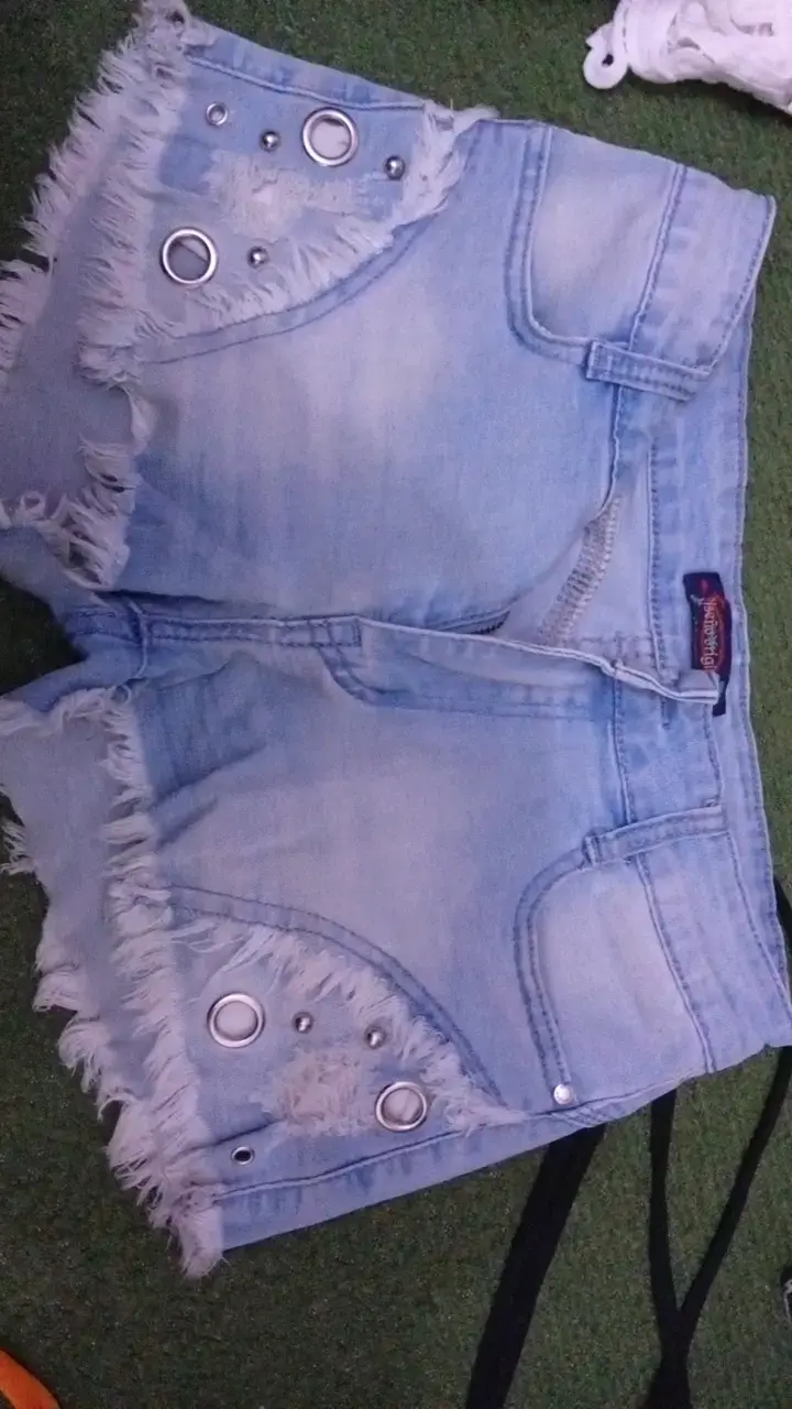 Shorts de mezclilla con detalles metálicos - 1