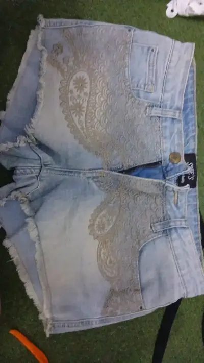 Shorts de mezclilla con detalles metálicos - miniatura 3