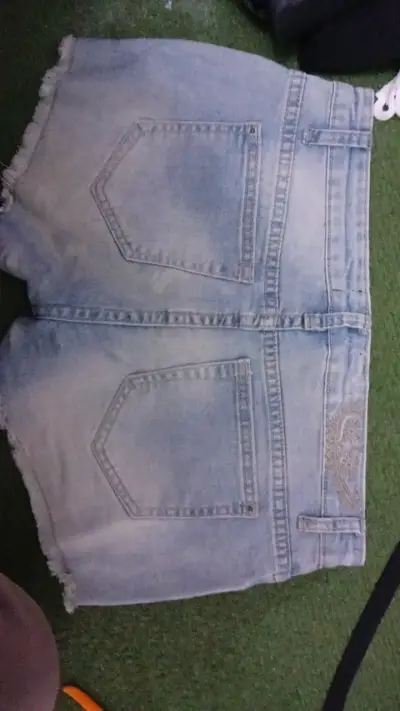 Shorts de mezclilla con detalles metálicos - miniatura 4