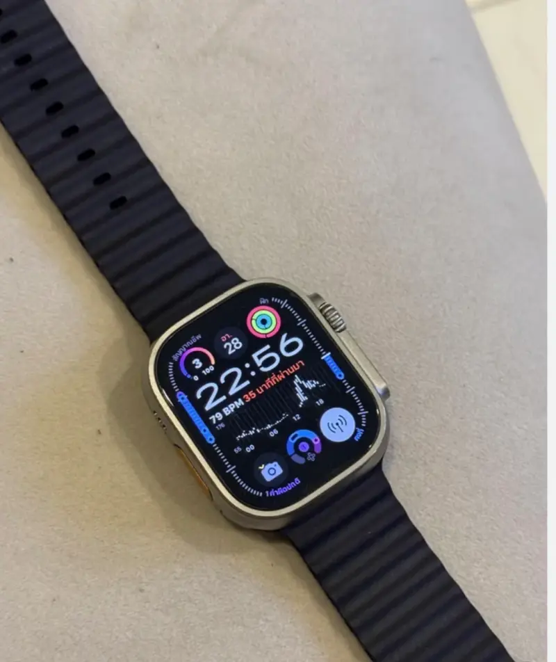 Smartwatch deportivo con correa negra - 2