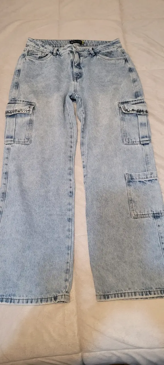 Jeans de mezclilla con diseño y cargo - 3