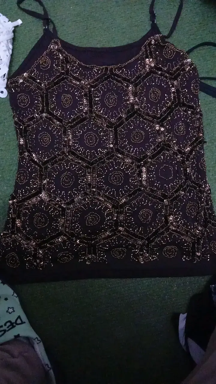Top de tirantes con lentejuelas negro