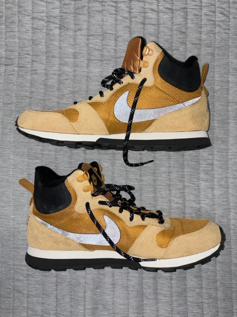 Zapatillas deportivas Nike beige y negras - 1