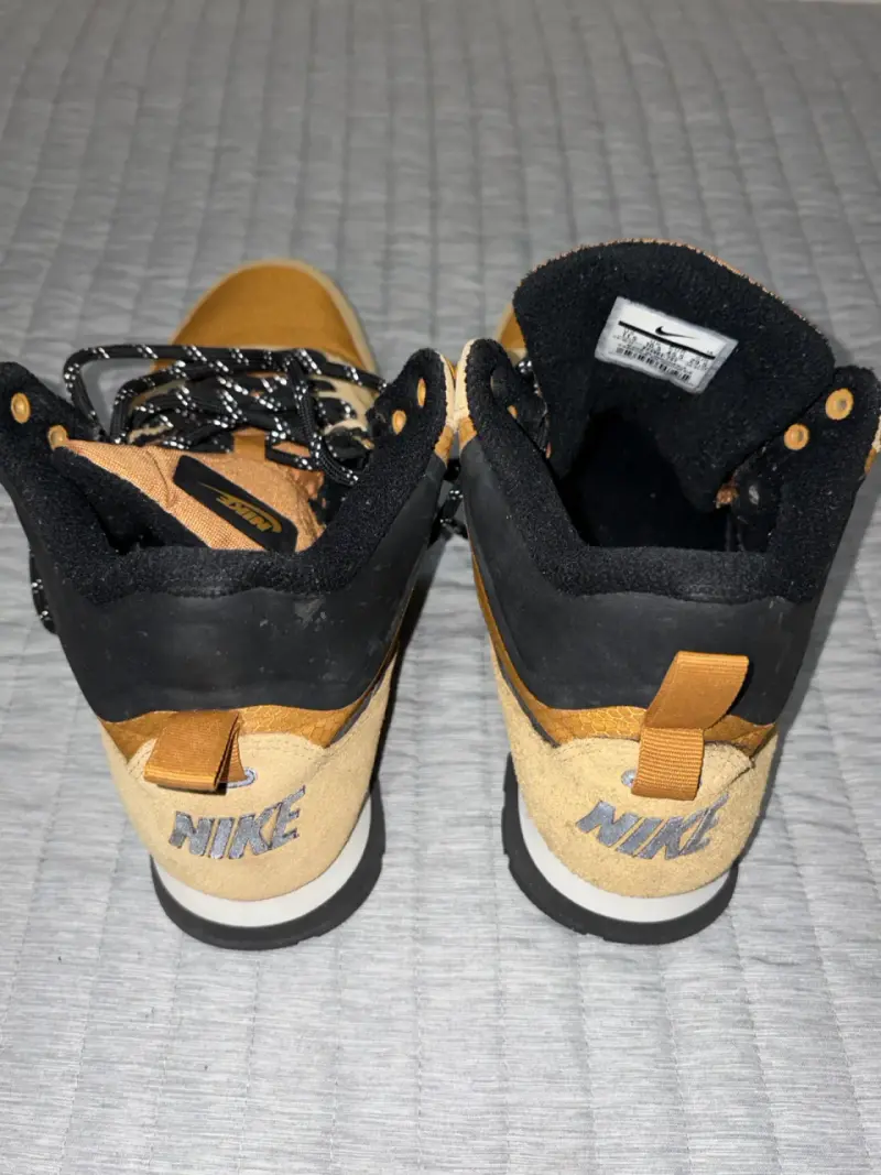 Zapatillas deportivas Nike beige y negras - 4