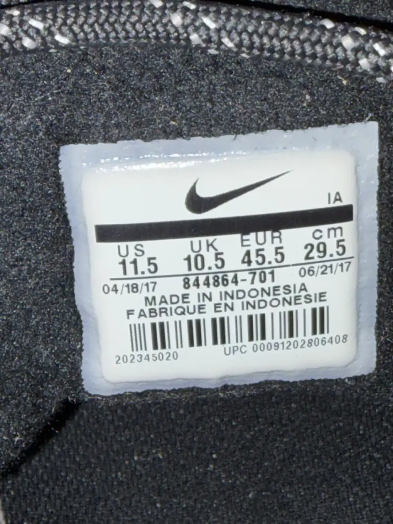 Zapatillas deportivas Nike beige y negras - 5
