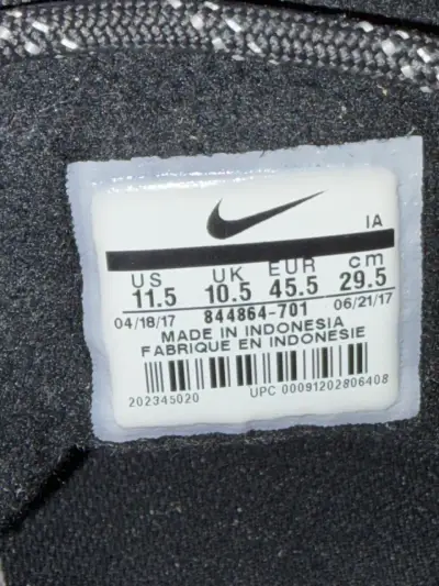 Zapatillas deportivas Nike beige y negras - miniatura 5