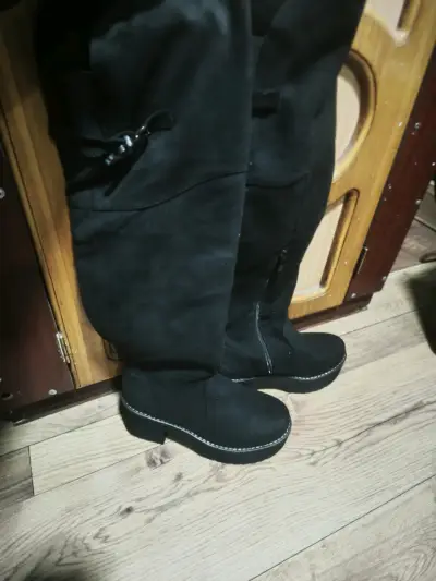 Botas negras de gamuza con plataforma - miniatura 1