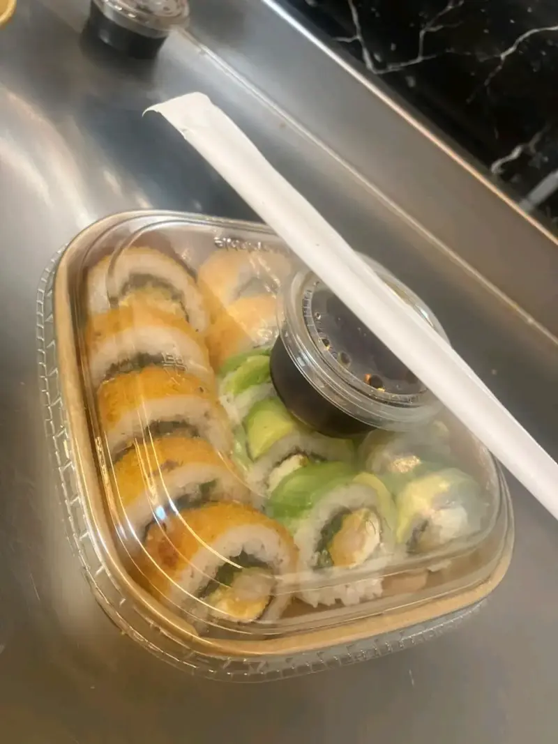 Bandeja de sushi variado con salsa de soya - 1