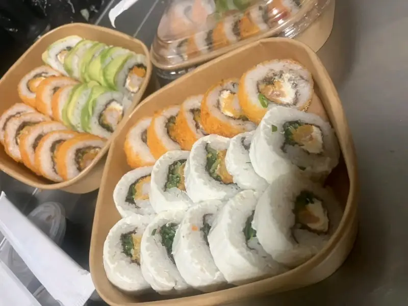 Bandeja de sushi variado con salsa de soya - 2