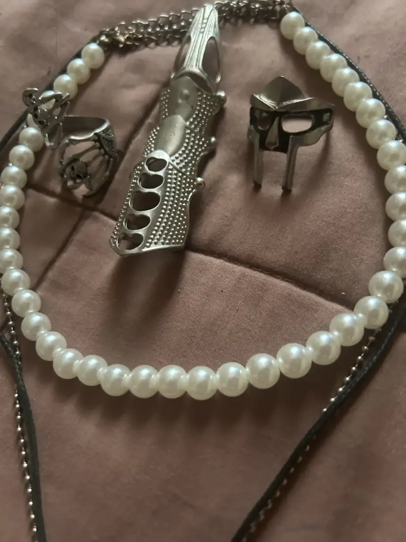 Conjunto de joyería alternativa con anillos y collares - 3