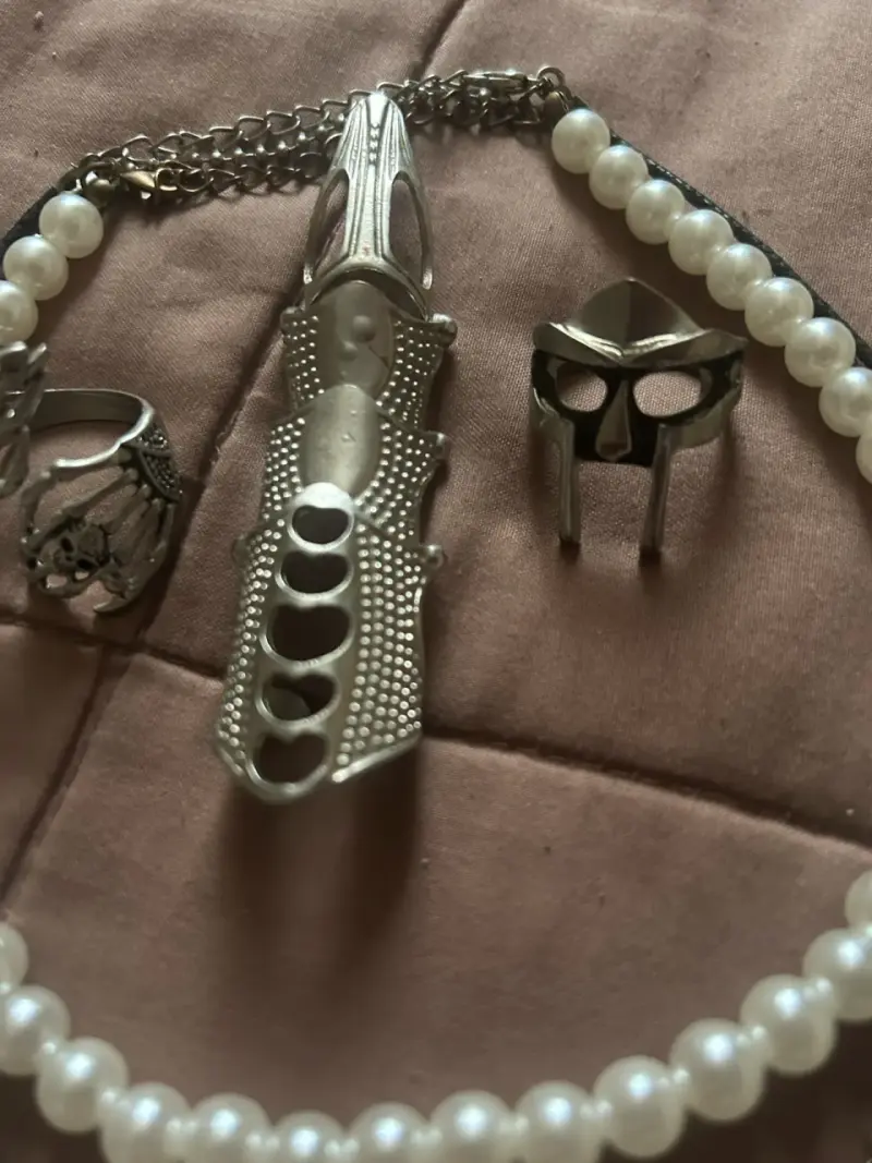 Conjunto de joyería alternativa con anillos y collares - 4