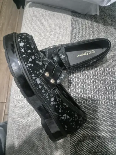 Zapatos negros Hush Puppies con diseño moteado - miniatura 1