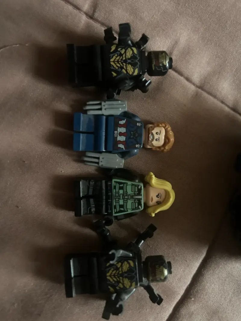 Set de figuras de acción tipo LEGO con nave - 1
