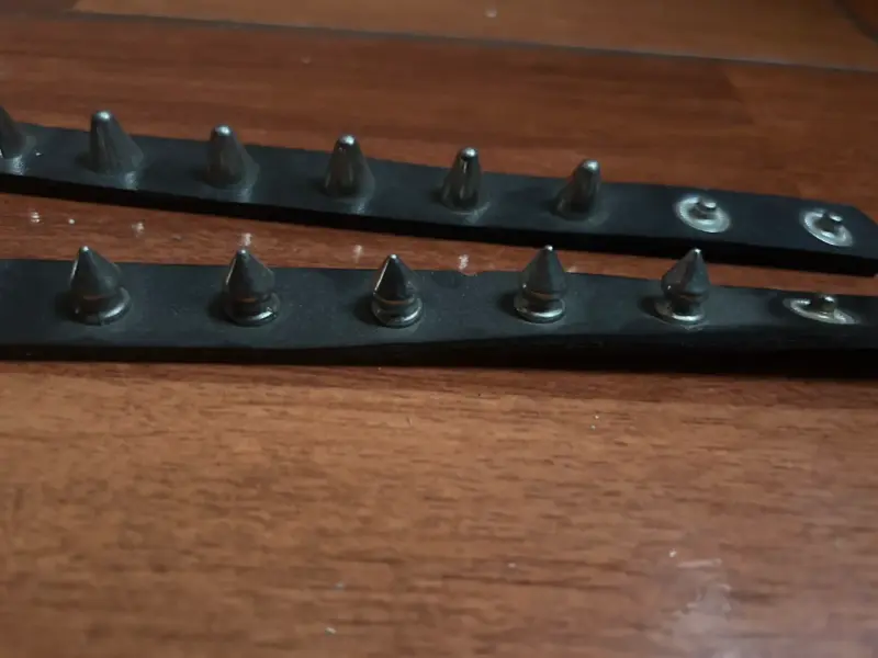 Pulseras de cuero con púas metálicas - 1