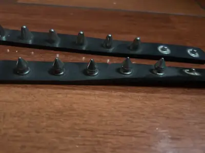 Pulseras de cuero con púas metálicas - miniatura 1