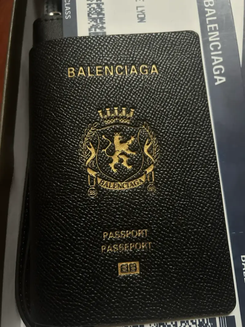 Portapasaporte Balenciaga de cuero negro - 2