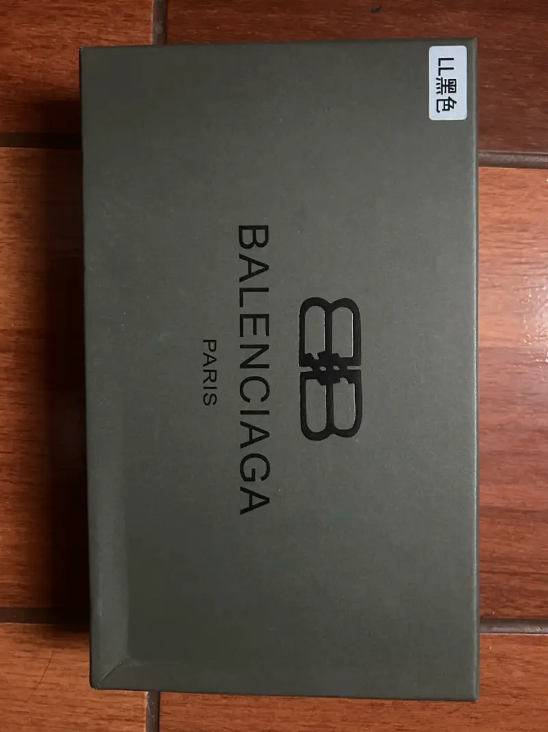 Portapasaporte Balenciaga de cuero negro - 3