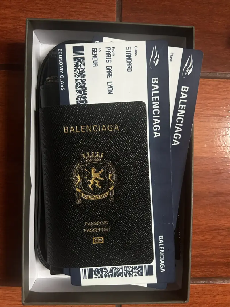 Portapasaporte Balenciaga de cuero negro - 4