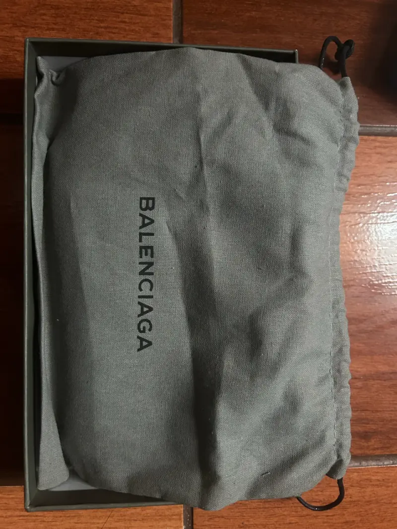 Portapasaporte Balenciaga de cuero negro - 5